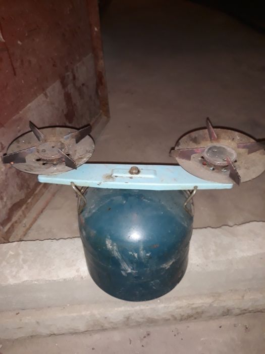 Продавам газов котлон с две горелки близнаци и към него газова лампа