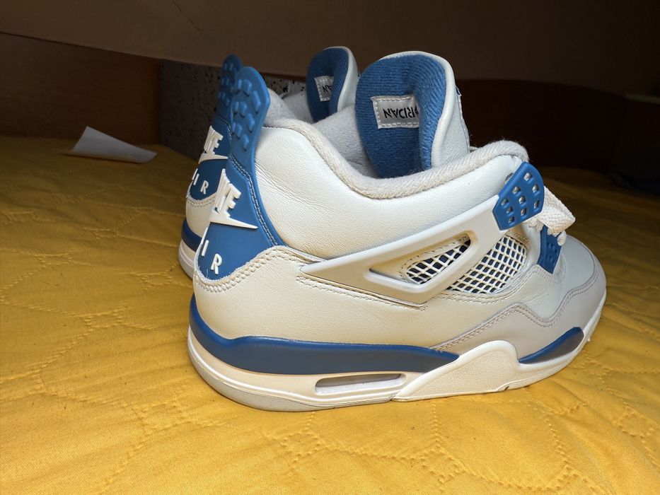 Jordan 4 Retro “Military Blue” (2024)