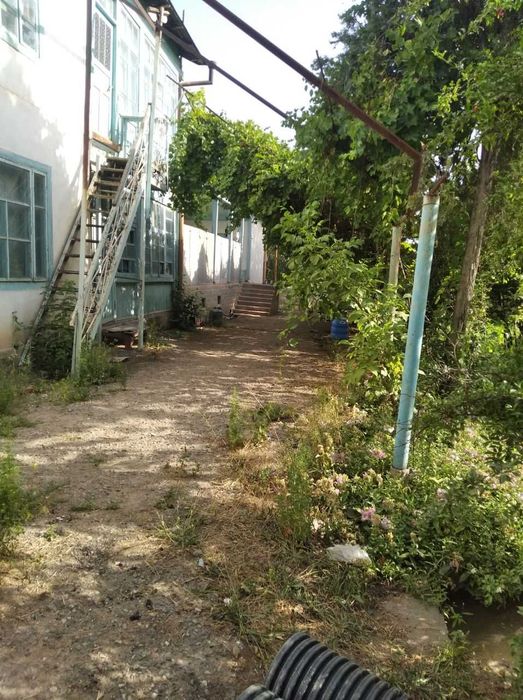 Уй сотилади 10хонали 2 этажли 30 сотих ерда жойлашган