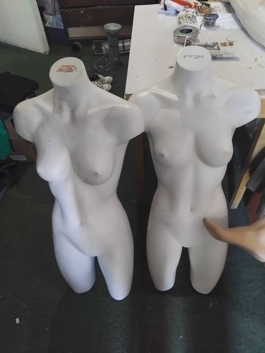 Три броя манекени