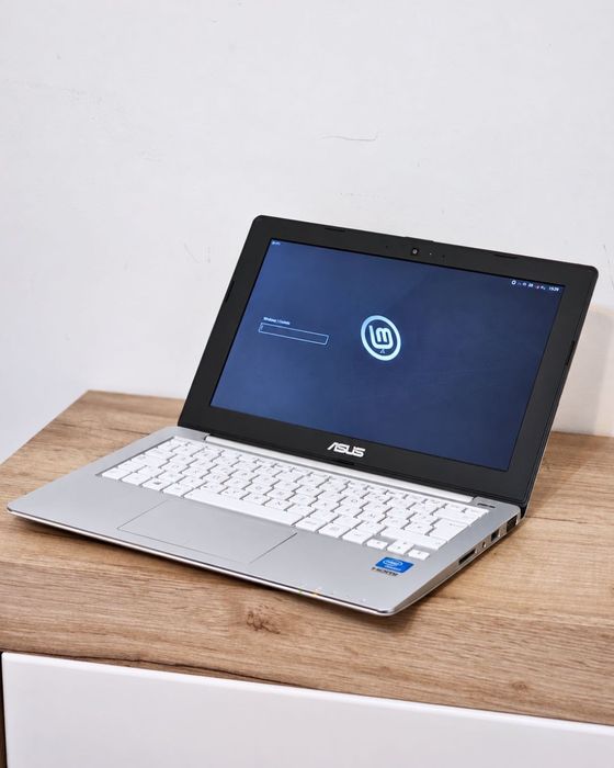 Laptop ASUS X201E / Linux Machine