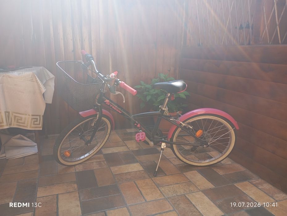 Vând bicicleta B-twin de copii aproape nouă și trotineta manuala