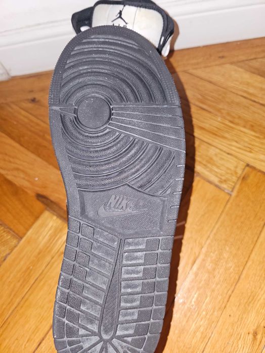 Vand JORDAN AIR 1 MID in stare foarte buna, purtati de maxim 3-4 ori