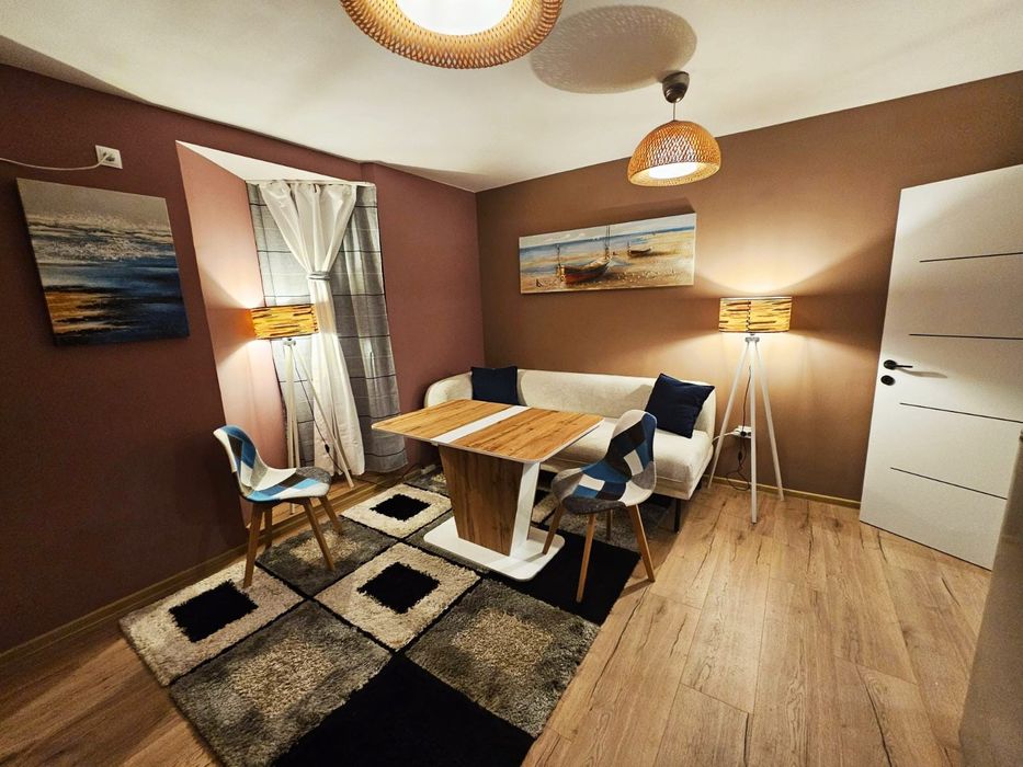 Предлагам цяла самостоятелна сграда с 11 апартамента