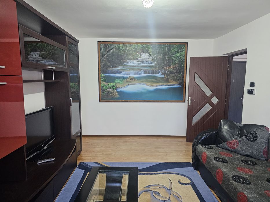 Închiriez apartament