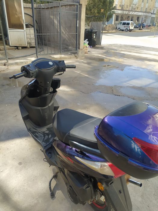 BENZINLI SKUTER oladigon aloqa chiqorasila
TEZLIGI 70/80
BENZIN 4 TA P