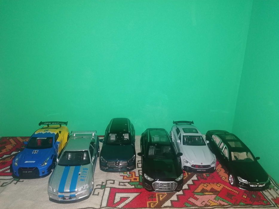 Метални колички с отварящи се врати, работещи фарове и звук от двигате