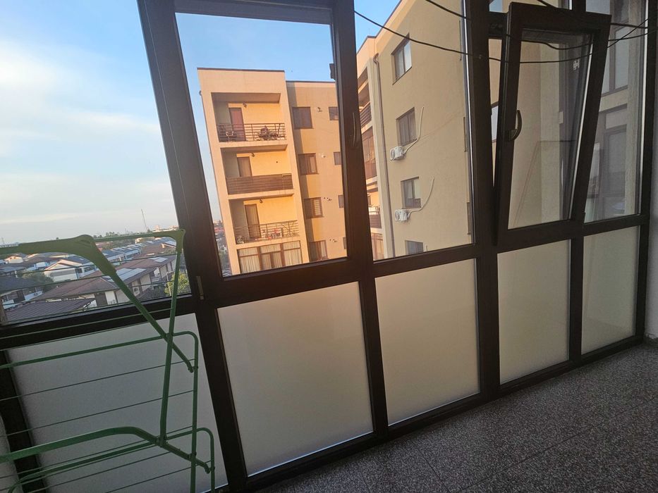 Proprietar închiriez Garsoniera 46 mp, modern cu bucatarie inchisa și loc de parcare, in fata geamului