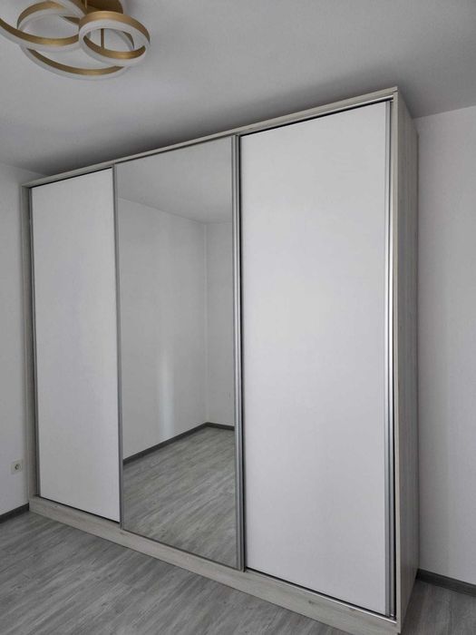 Dulap Dressing cu 3 usi glisante MDF, carcasa din PAL cu sertare si rafturi in stare foarte buna