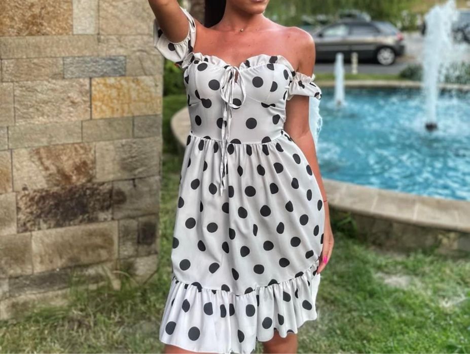 Бяла рокля на черни точки