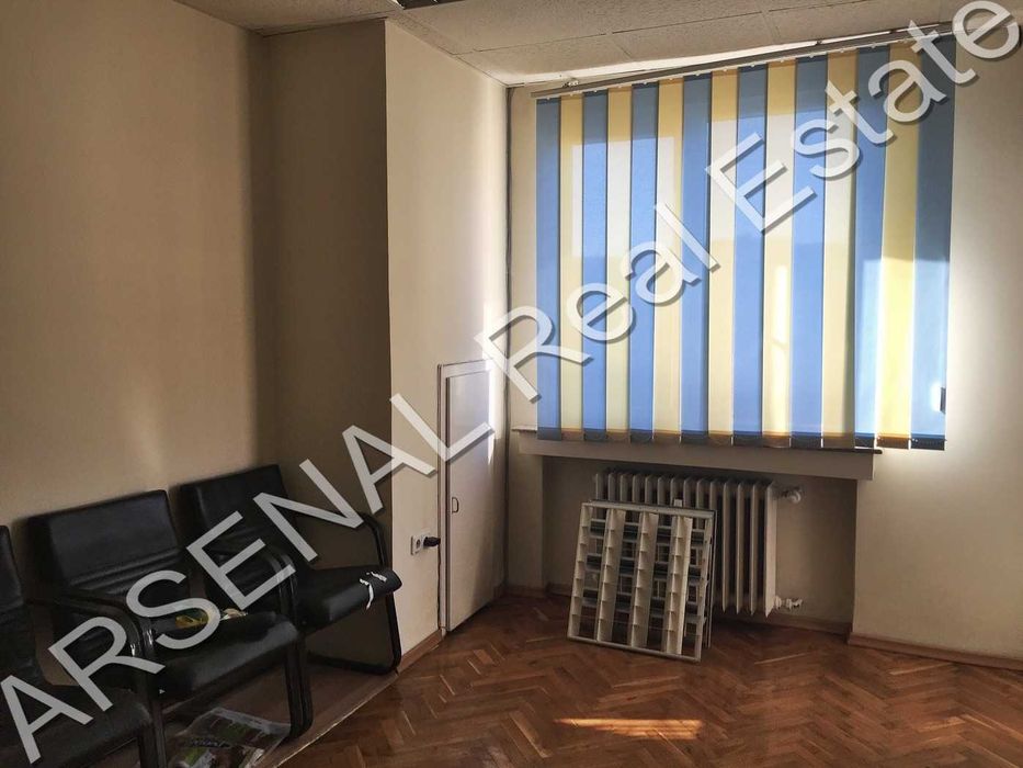 Офис под наем, Център