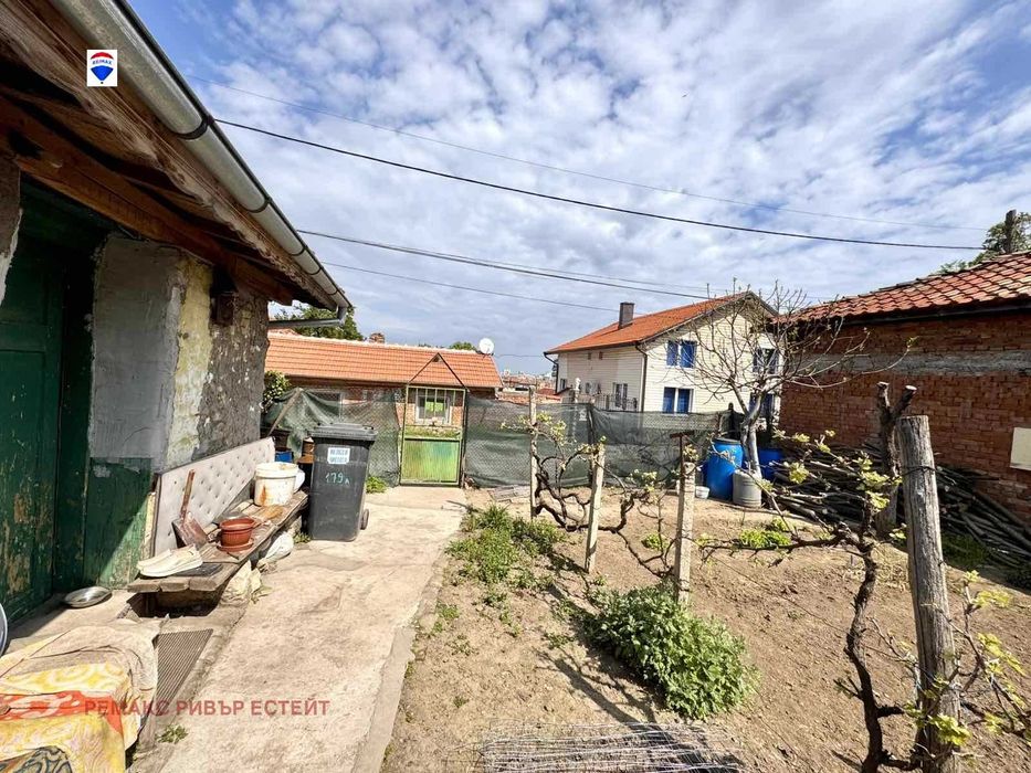 Градска къща за продажба кв. Родина 4