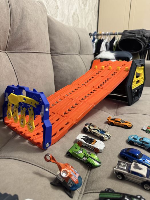 Hot Wheels трек + паркинг + автовоз