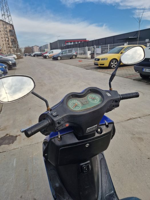 Vând scuter cu toate actele  de 50cc 4t