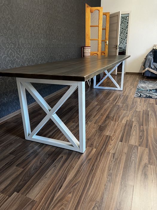 Большой стол для гостиной