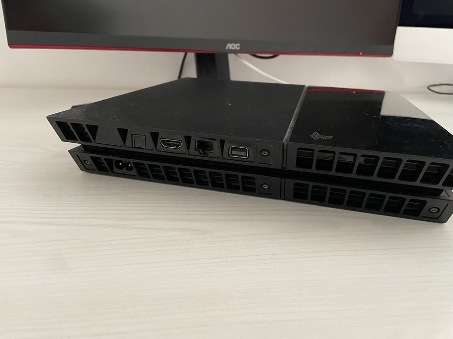 Vand ps4 cu 3 jocuri si maneta