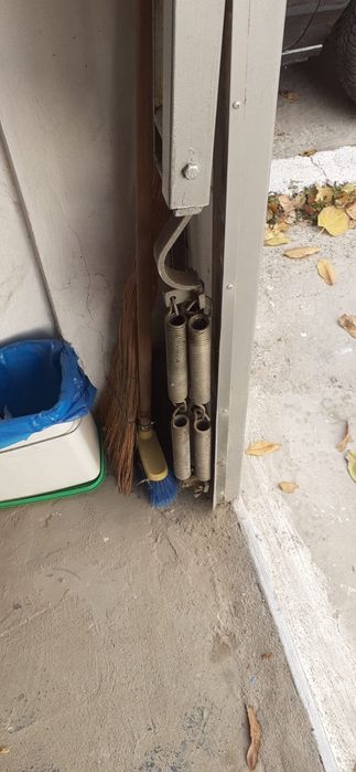 Mecanism pentru acționare electrică ușă garaj