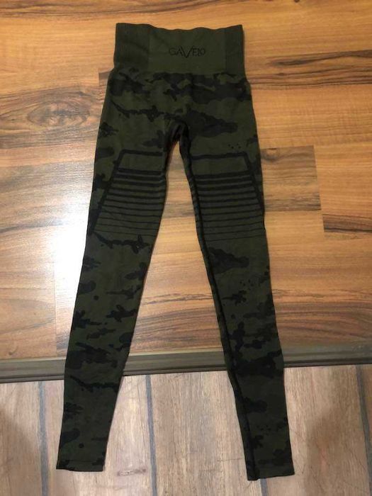 разпродажба на спортни тениски и оформящ безшевен клин