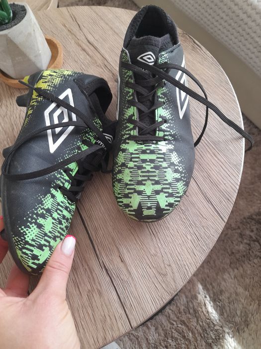 Детски бутонки umbro носени 2 пъти номер  35 оригинални