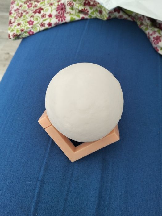 Lampa de veghe în formă de lună