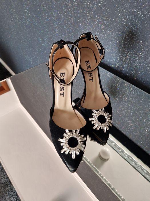 Pantofi decupați cu broșa cristal