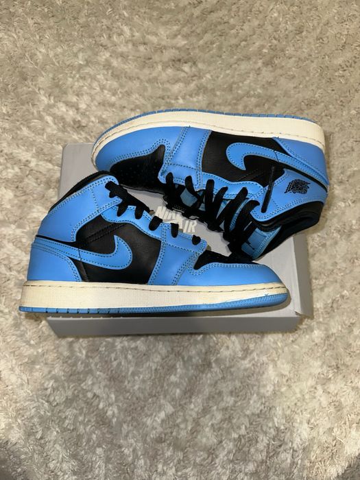 Adidasi Air Jordan 1 Mid „University Blue”