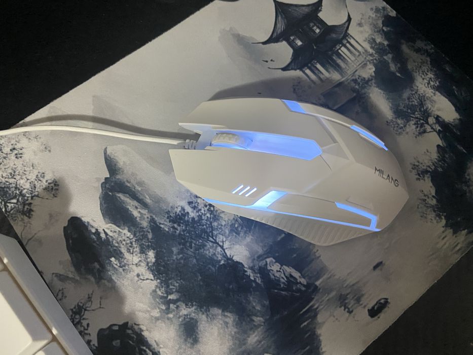 In pachet se va afla unitatea, maus cu led, tastatura cu led,maus ped,casti cu led,microfon cu led