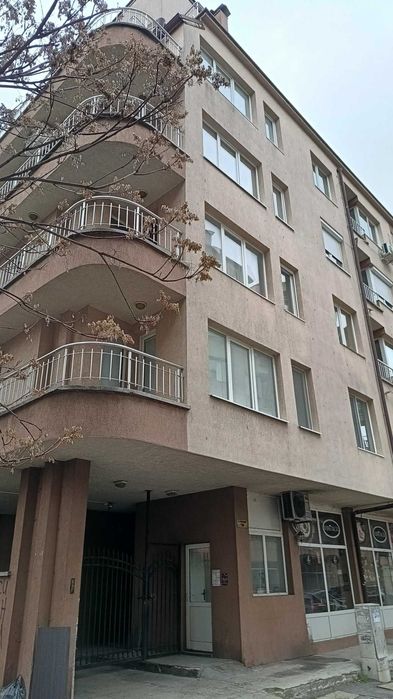 Уюутен двустаен апартамент с гараж в сърцето на София