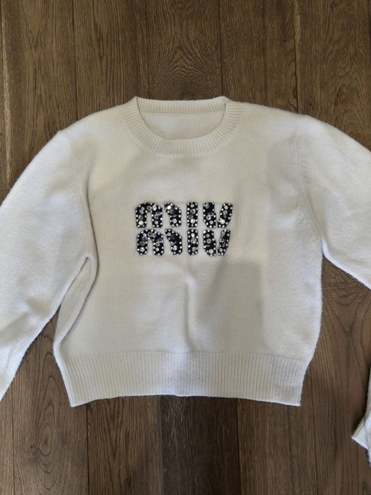 Марков пуловер бял със син надпис и камъни  sweater white