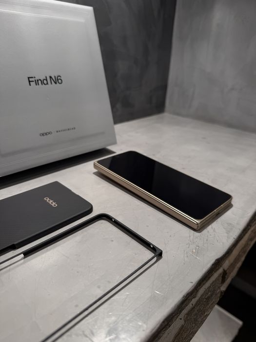 КАТО ЧИСТО НОВ OPPO Find N6 512 GB + подарък карбонов калъф