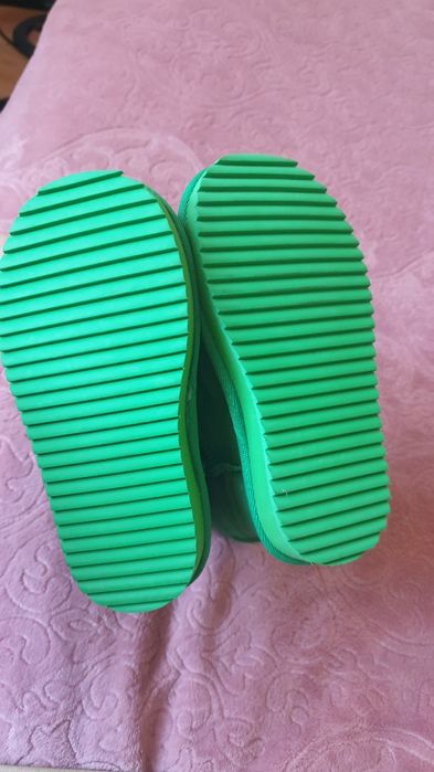 Продам новые детские угги