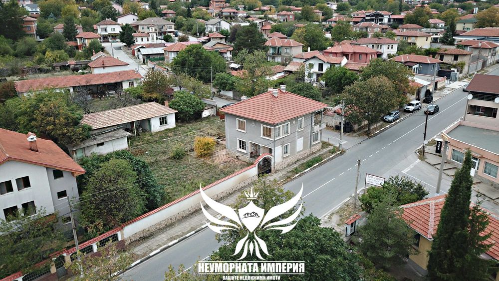 Продавам двуетажна къща с постройки 280РЗП с 900кв двор село Червен