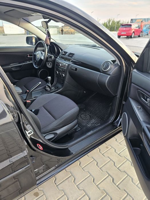 Vând mazda 3  Hatchback motor 1.3 benzina  an 2008