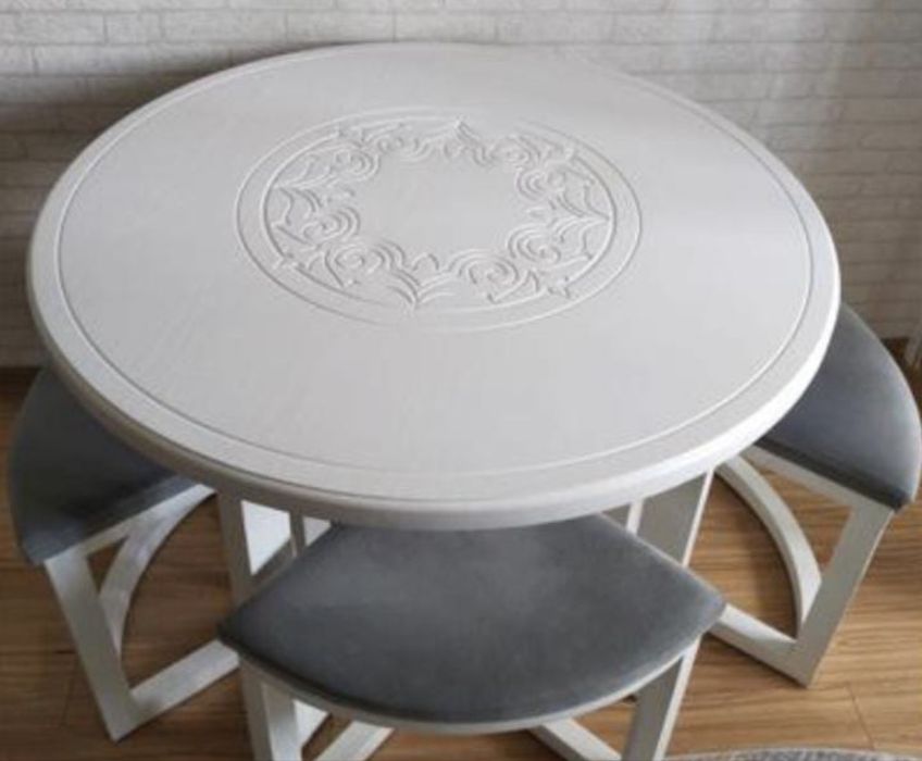 Стол со стульями