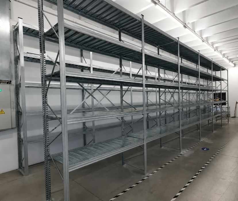 Rafturi metalice cu polite depozitare manual