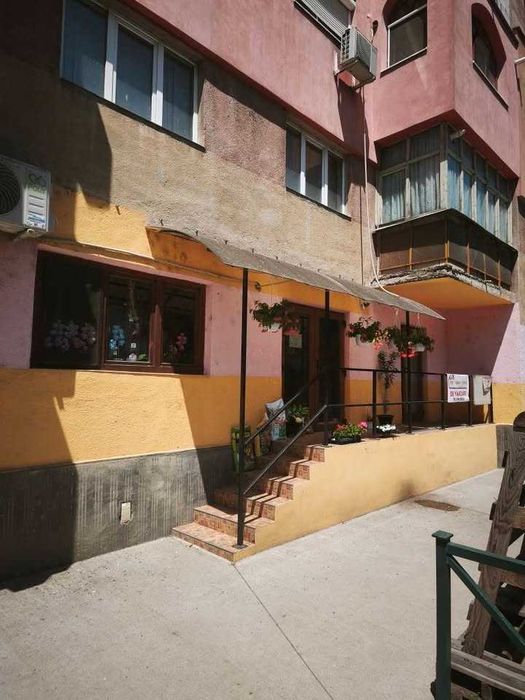 Spatiu Comercial / Apartament cu 4 camere PARTER, 83 mp, 4 intrari - Salonta