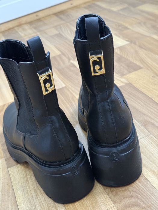 Чисто нови боти от едтествена кожа на марката Liu Jo