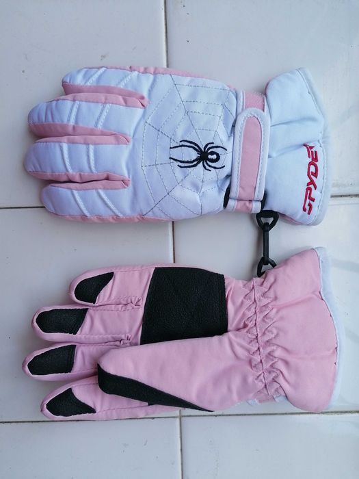 Продавам детски ръкавици с пръсти Spyder. Ръкавиците имат пристягане н