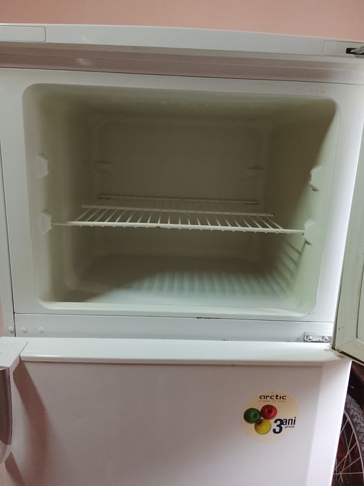 Vând frigider Artic