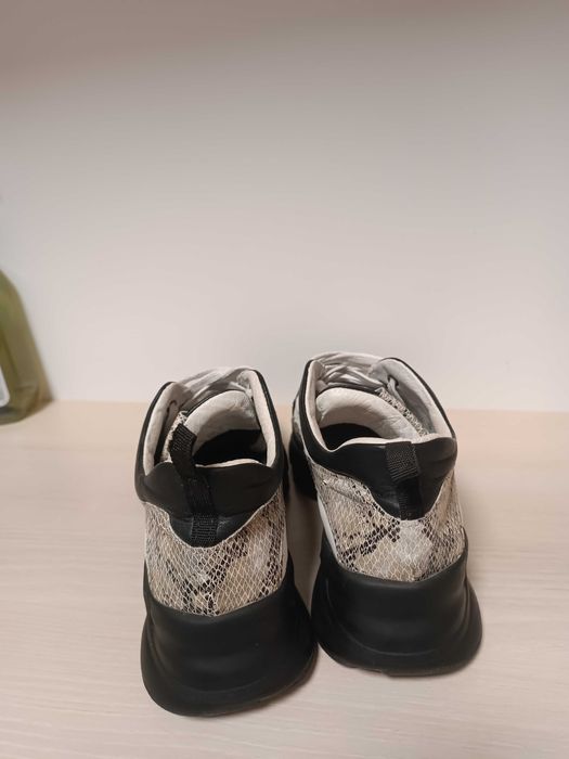 Сникърси от естествена кожа