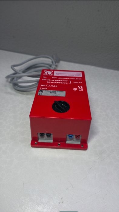 Трансформатор, регулатор и трифазен трансформатор за ниско напрежение.