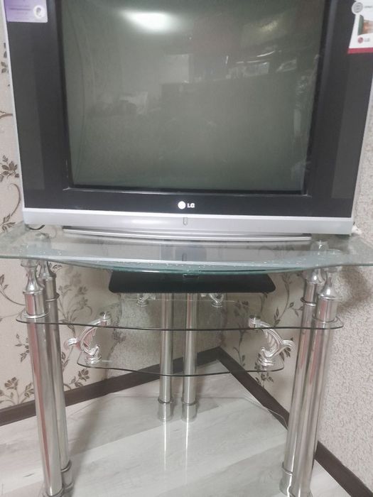 Продаётся телевизор с подставкой