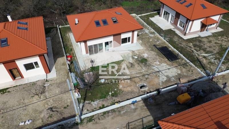 Едноетажна новопостроена къща за продажба, с подпокривно пространство