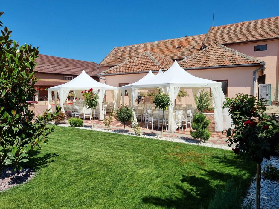 Aranjamente florale cort de inchiriat Inchiriez cort mese scaune flori