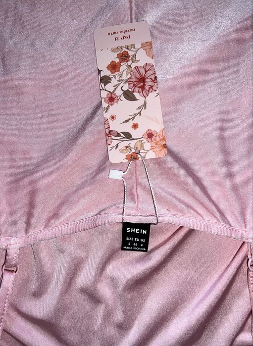 Rochie roz nouǎ de varǎ