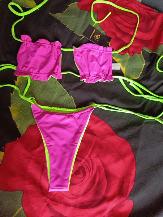 Роскошный яркий купальник в салатово-розовом цвете