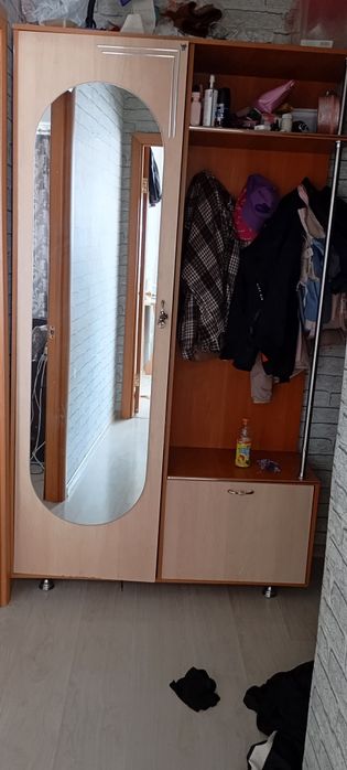 Продам прихожую  срочно