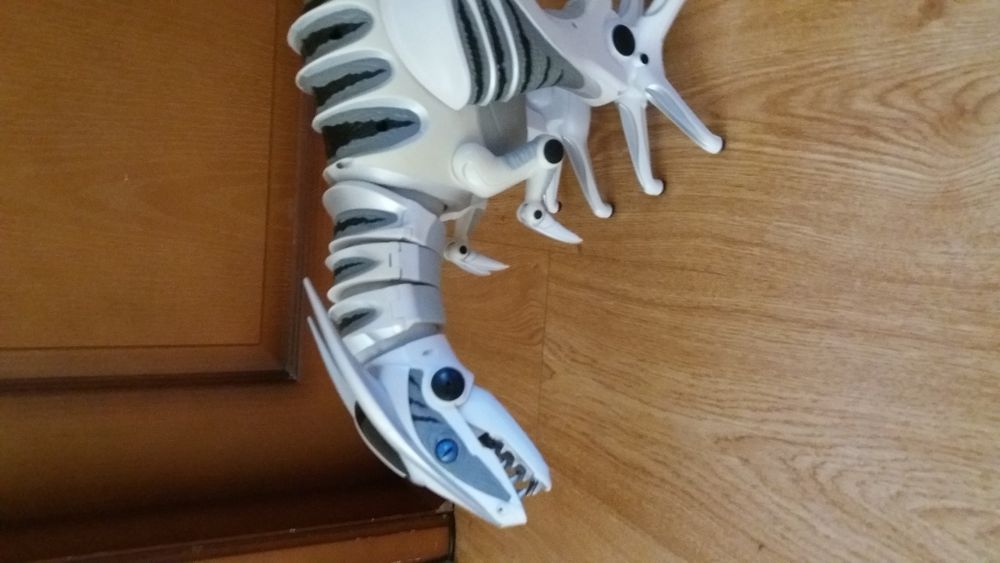 Движещ се и ръмжящ Дино