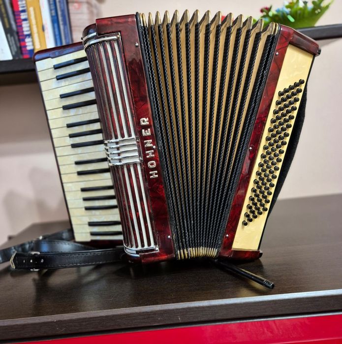 Vând acordeon hohner