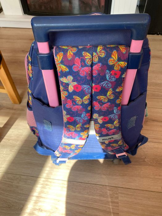 Ученическа раница на колелца за момиче